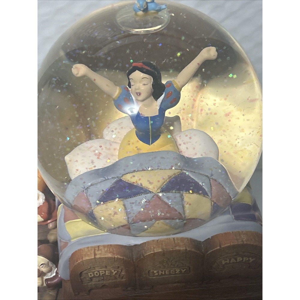 Disney Snow White Waking Musical Snow Globe 25873 Clear Water Boxed LT Latern
